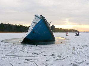 Picture of Boat suck in ice
